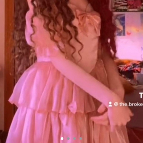 Pink frilly princess dress - Picture 4 of 4